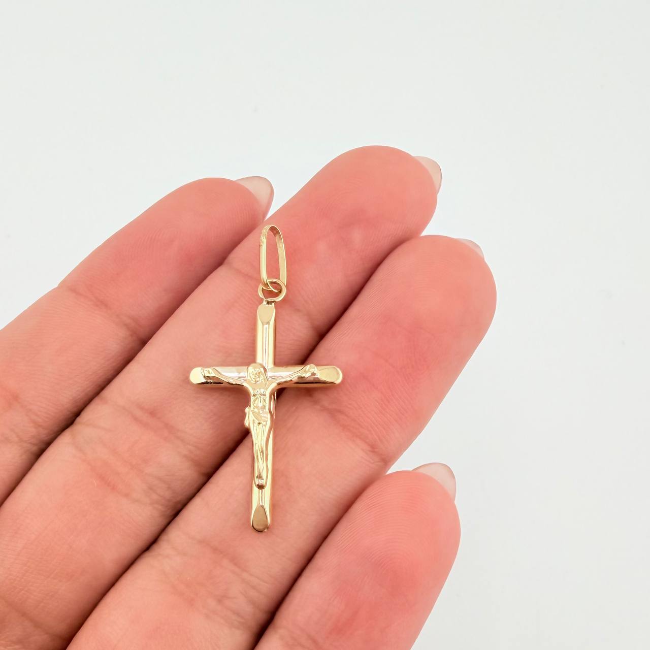 Dije Cruz Cristo Puntas Planas 0.85gr / 3cm / Oro Amarillo 18K ©
