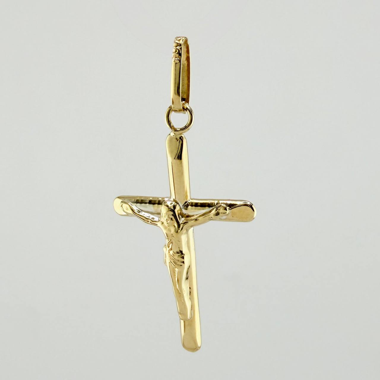 Dije Cruz Cristo Puntas Planas 0.85gr / 3cm / Oro Amarillo 18K ©