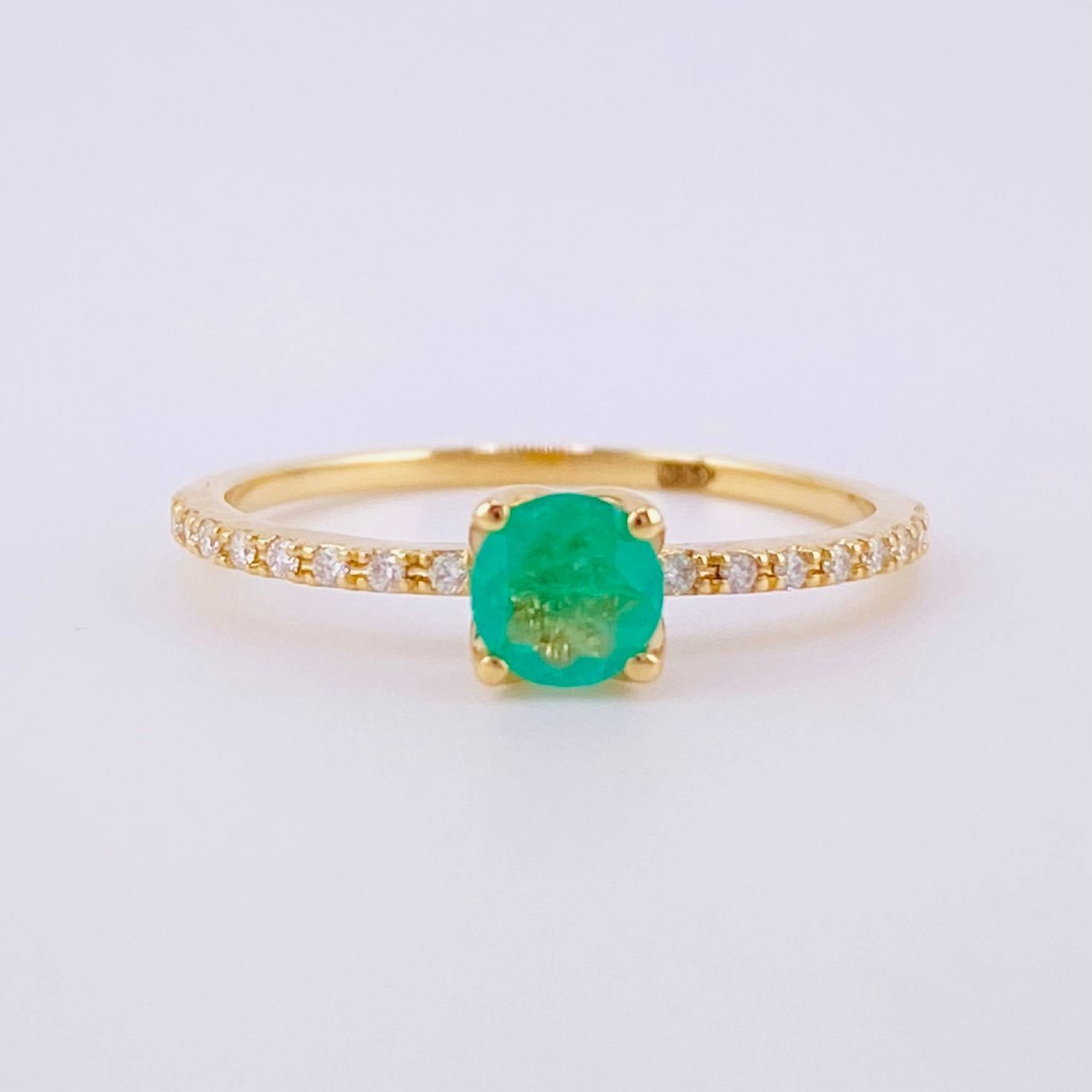 Anillo Solitario Tupido Cuatro Garras Diamantes 8pts Esmeralda 40pts 1.65g / T6 Oro Amarillo 18K