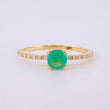 Anillo Solitario Tupido Cuatro Garras Diamantes 8pts Esmeralda 40pts 1.65g / T6 Oro Amarillo 18K