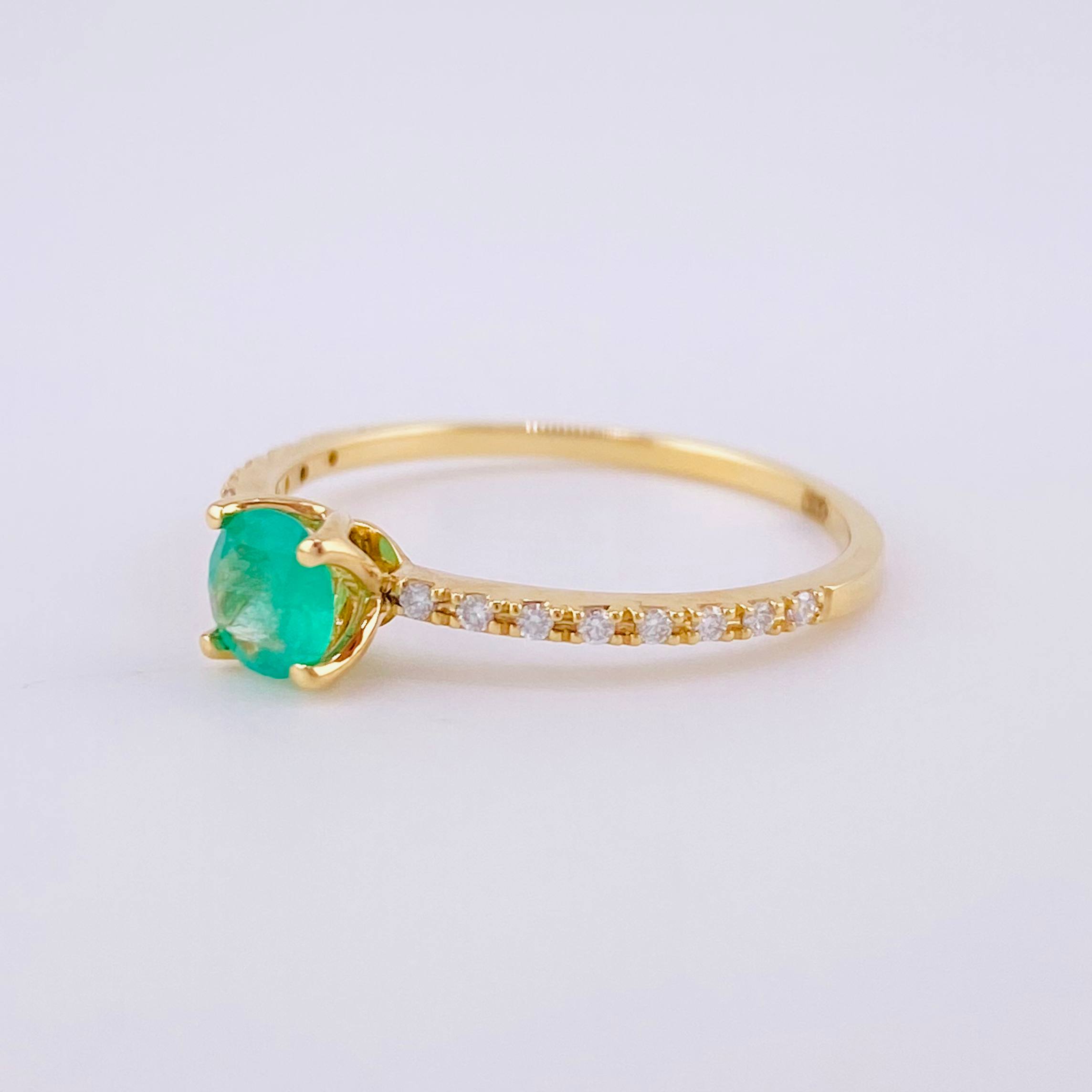 Anillo Solitario Tupido Cuatro Garras Diamantes 8pts Esmeralda 40pts 1.65g / T6 Oro Amarillo 18K