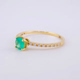 Anillo Solitario Tupido Cuatro Garras Diamantes 8pts Esmeralda 40pts 1.7g / T7 1/2 Oro Amarillo 18K