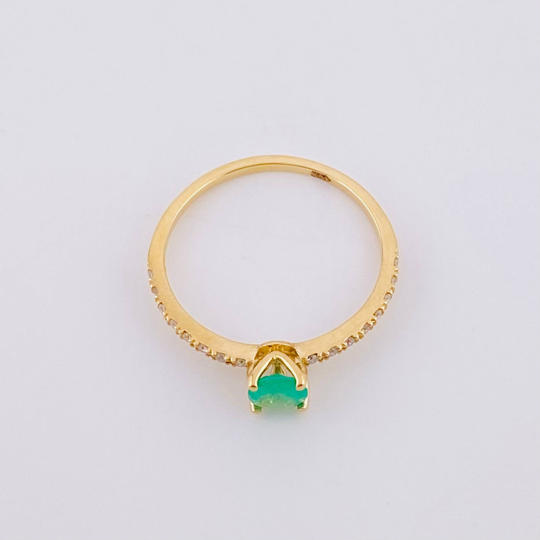 Anillo Solitario Tupido Cuatro Garras Diamantes 8pts Esmeralda 40pts 1.7g / T7 1/2 Oro Amarillo 18K