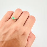 Anillo Solitario Tupido Cuatro Garras Diamantes 8pts Esmeralda 40pts 1.65g / T6 Oro Amarillo 18K