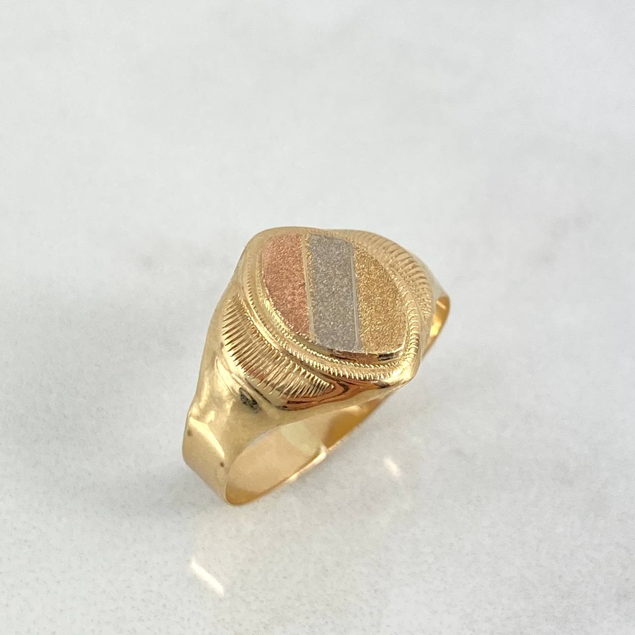 Anillo Sello Ovalo 2.1gr / T9 1/2 / Texturizado Tres Oros