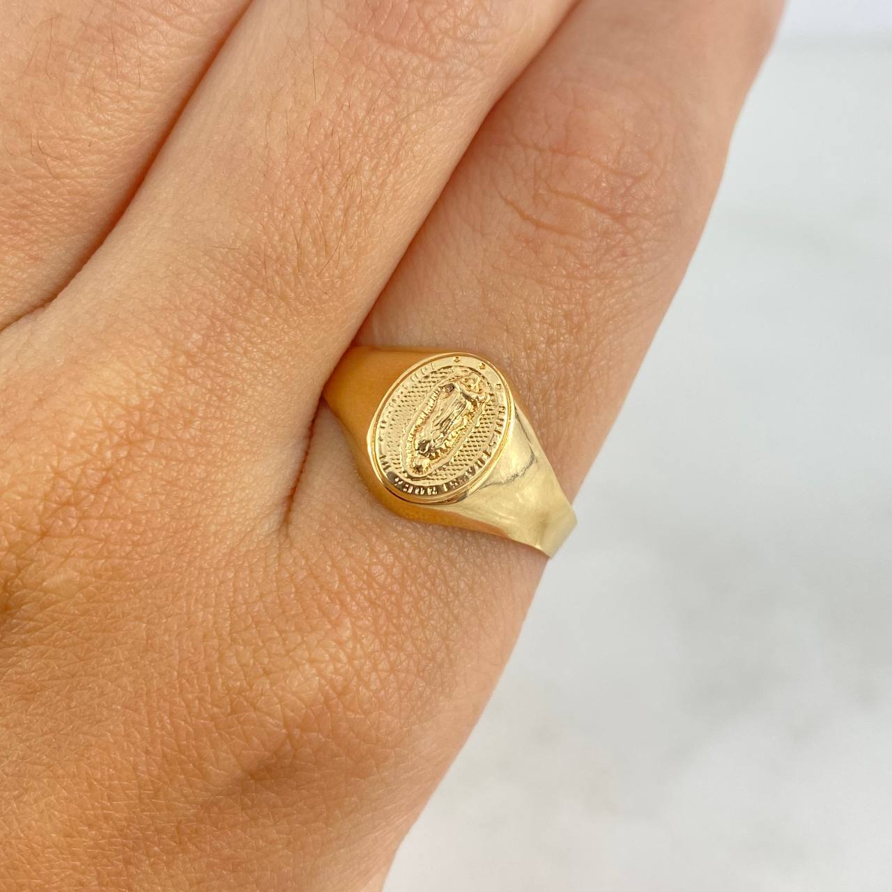 Anillo Sello Virgen de Guadalupe 1.95gr / T10 1/4 / Ovalado Oro Amarillo