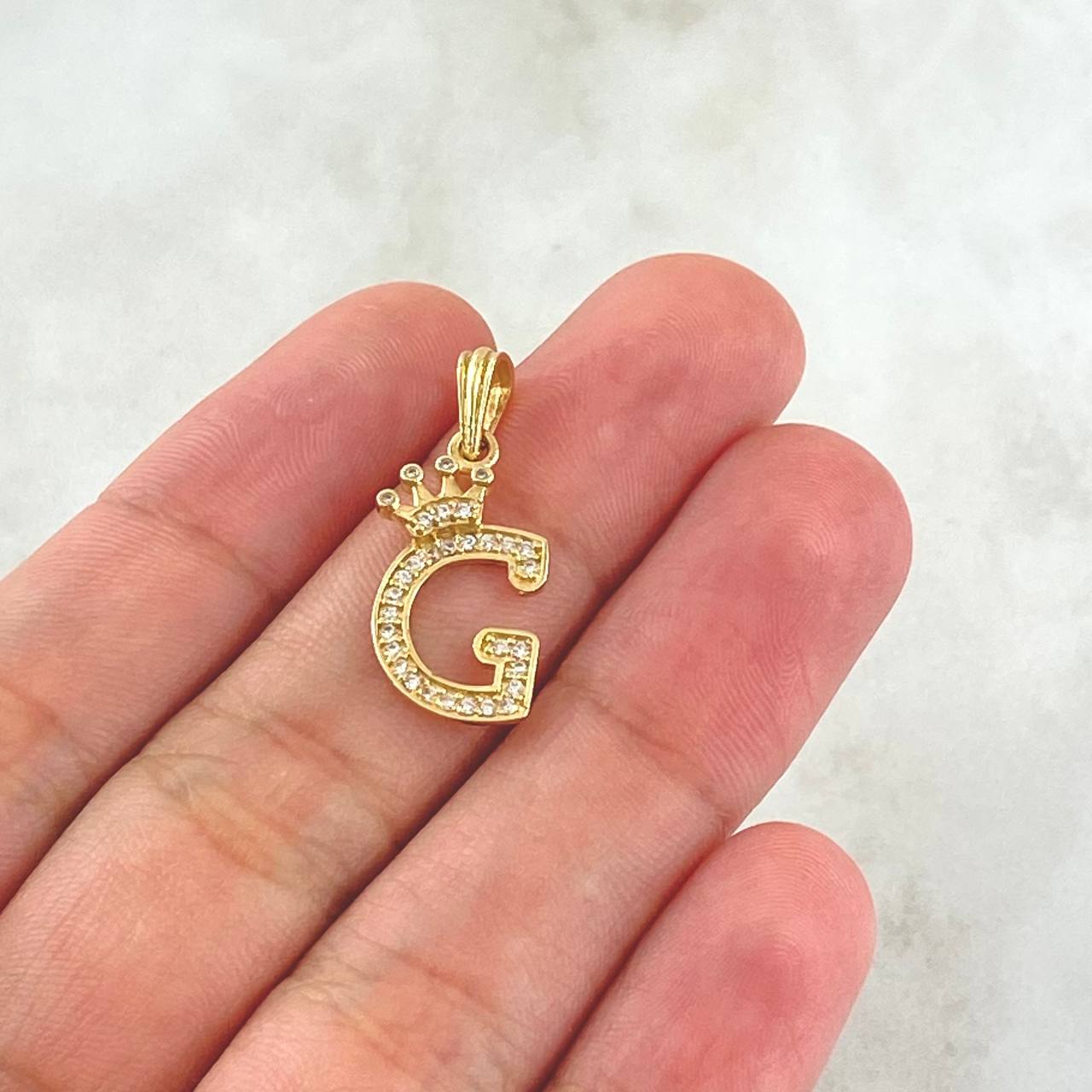 Dije Letra G Corona 1.4gr / 2.5cm / Circones Blancos Oro Amarillo 18K ©