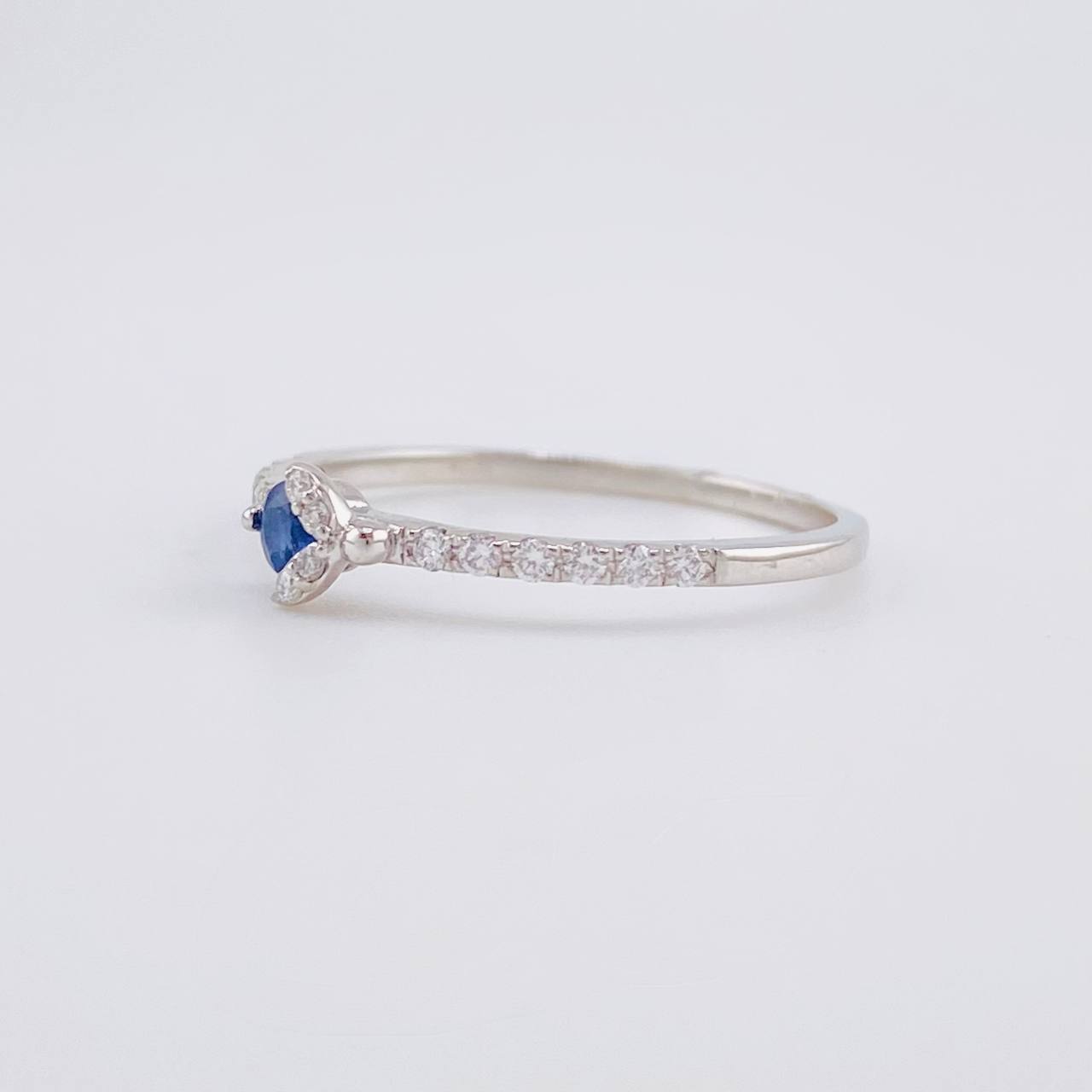 Anillo Carril Hojas Central Diamantes 13pts Zafiro 13pts 1.35g / T7 Oro Blanco 18K