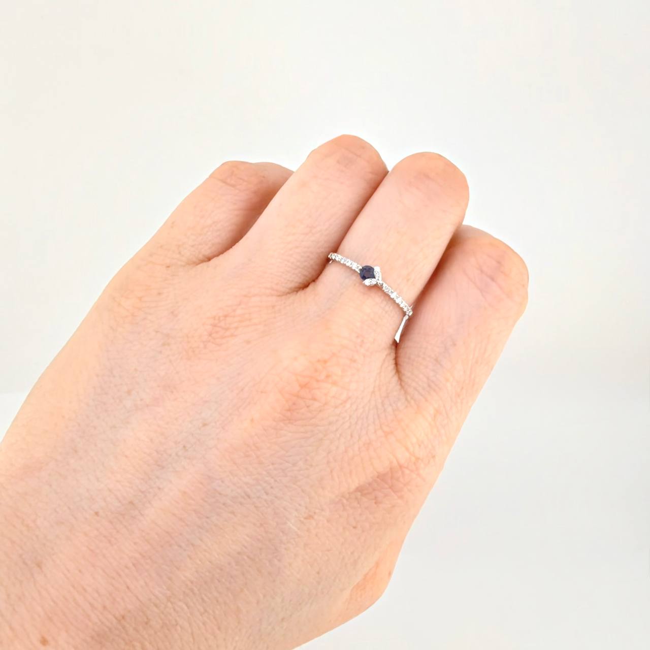 Anillo Carril Hojas Central Diamantes 13pts Zafiro 13pts 1.35g / T7 Oro Blanco 18K