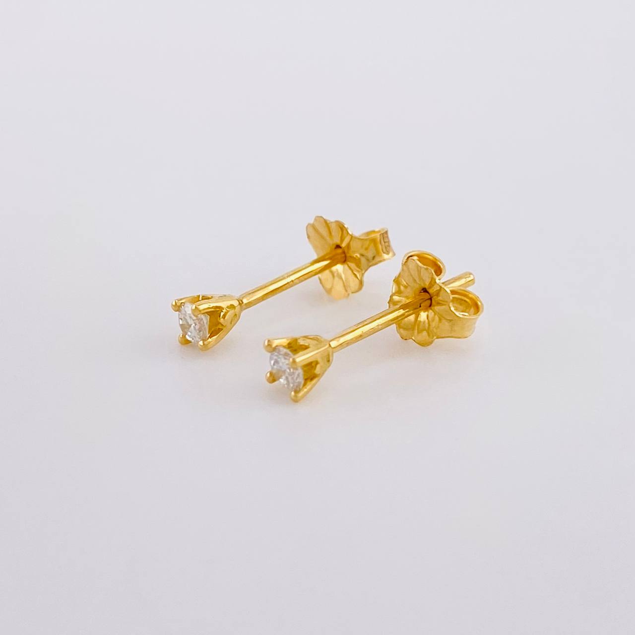 Topos Cuatro Garras Diamantes 12pts 0.7g / 2.7mm Oro Amarillo 18K