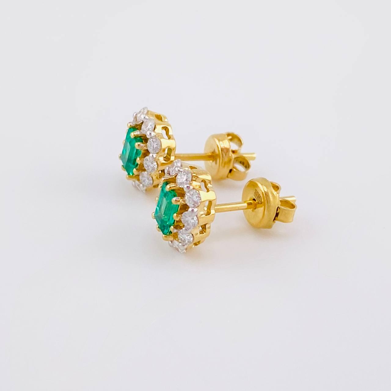 Topos Halo Tupido Esmeraldas 59pts Diamantes 47pts 2.95g / 9mm Oro Amarillo 18K