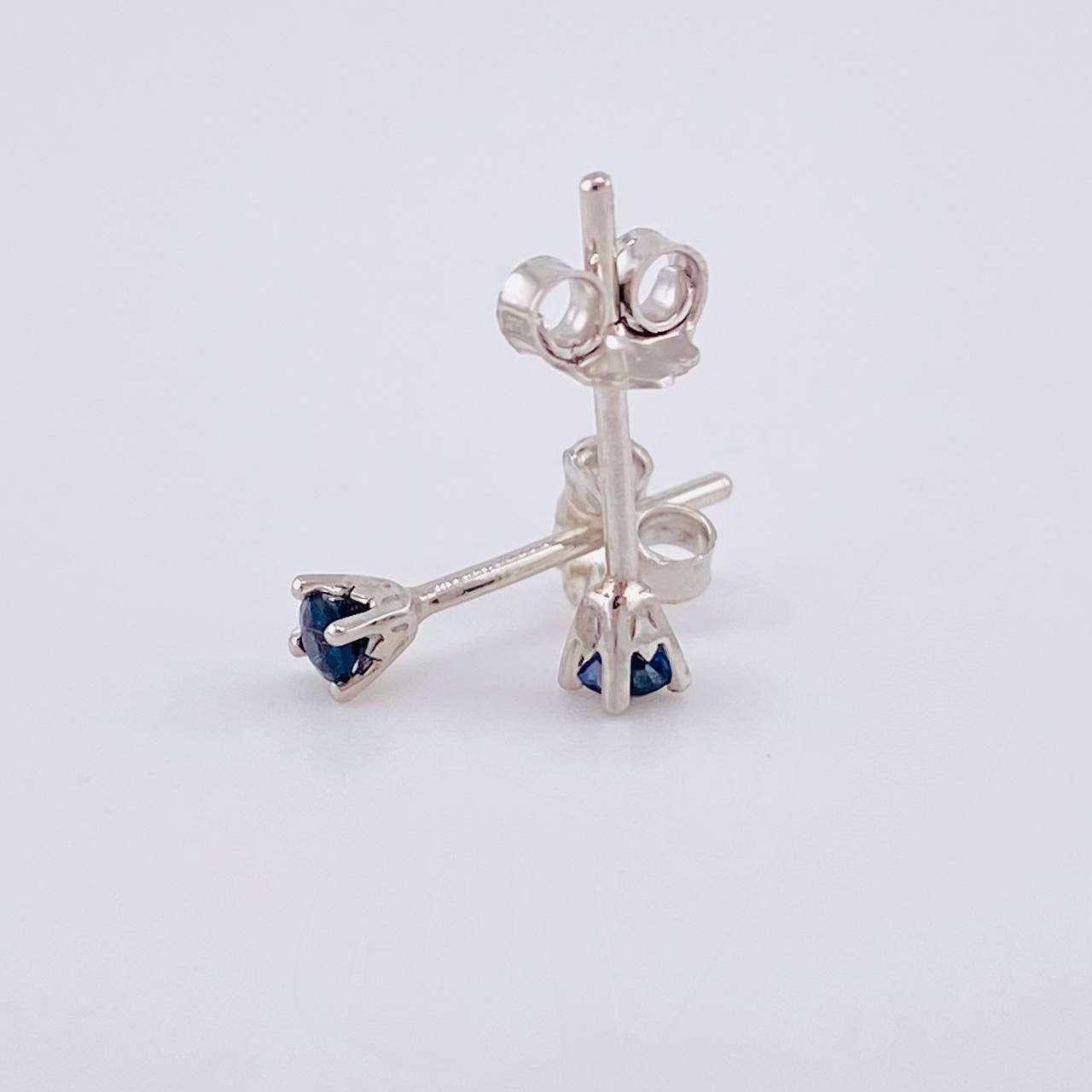 Topos Cuatro Garras Zafiros 12pts 0.7g / 2.7mm Oro Blanco 18K