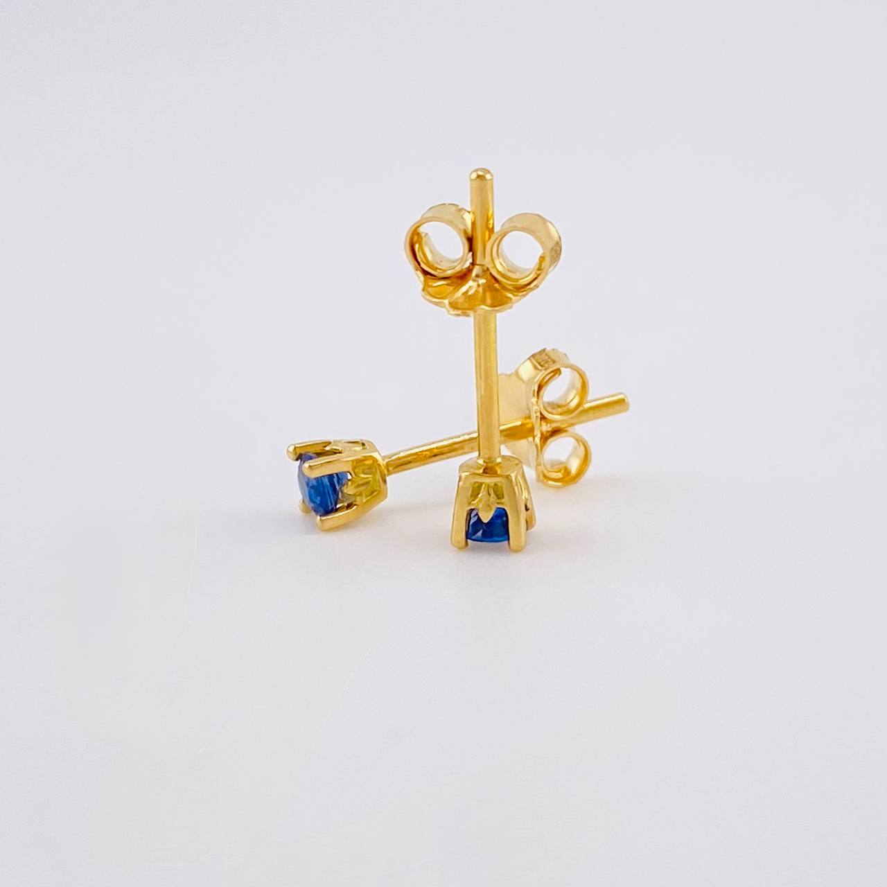Topos Cuatro Garras Zafiros 28pts 0.8g / 2.9mm Oro Amarillo 18K