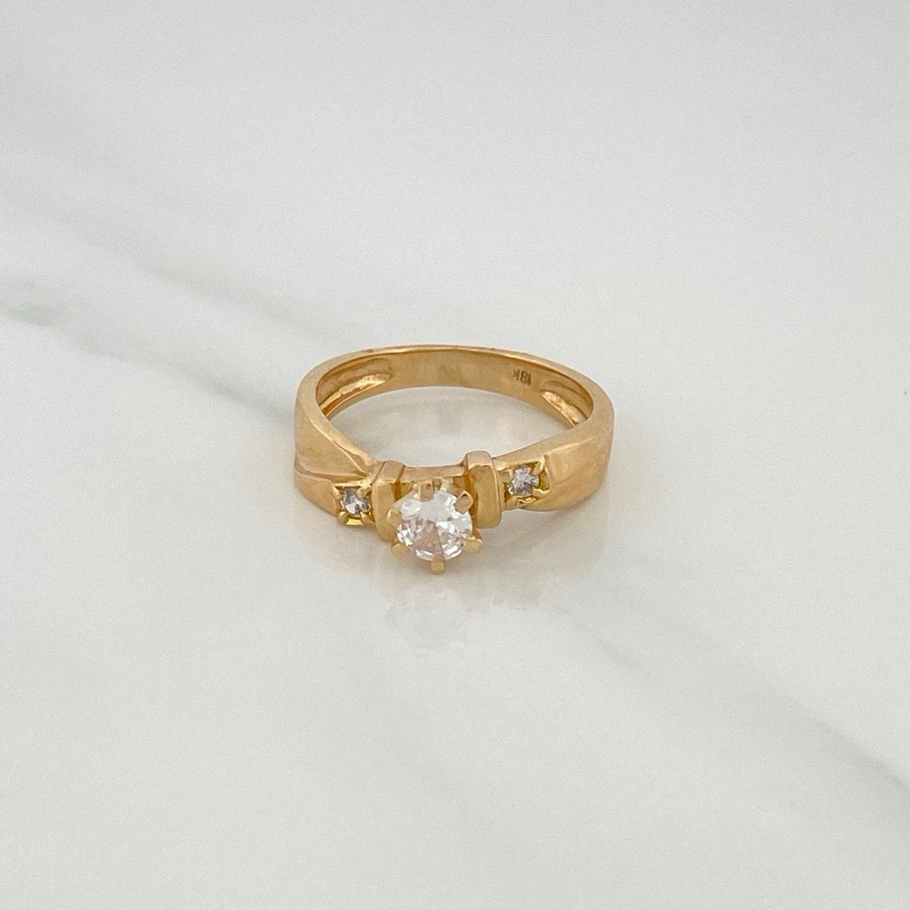 Anillo Solitario  4.1gr / T6 3/4 / Oro Amarillo 18K