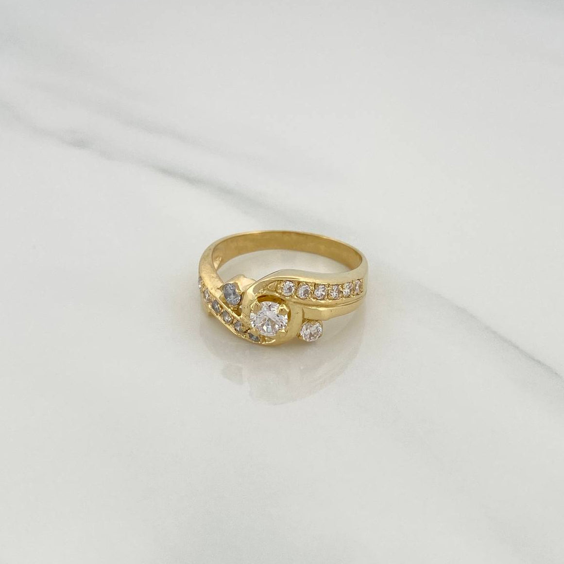 Anillo Solitario Cruzado 5.7gr / T9 / Oro Amarillo 18K $