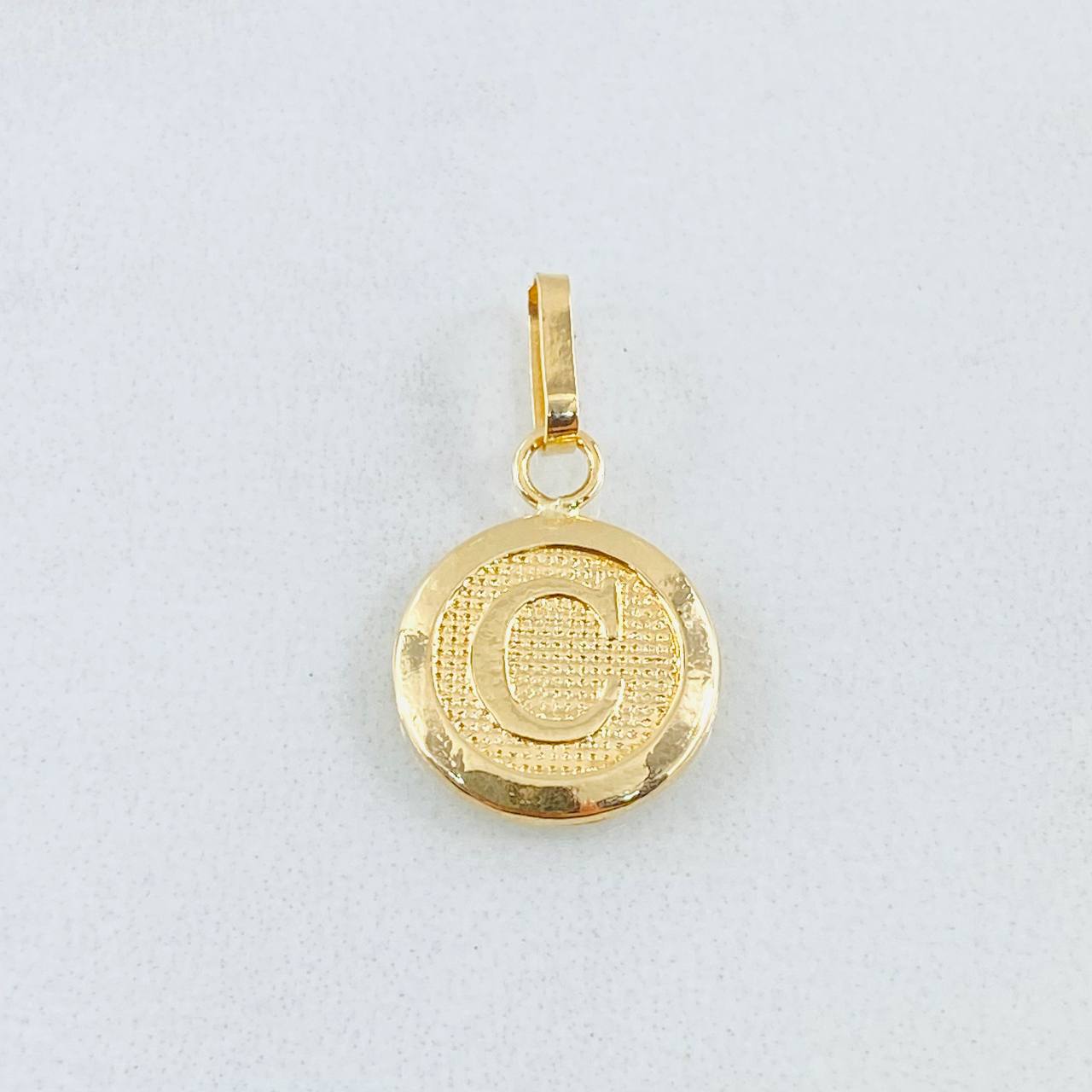 Dije Letra C 0.65gr / 2cm / Oro Amarillo 18K *