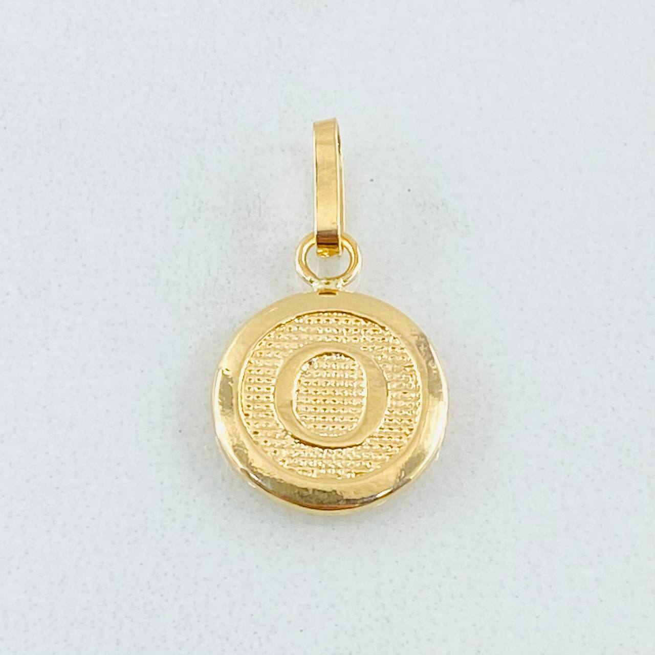 Dije Letra O 0.65gr / 2cm / Oro Amarillo 18K ©