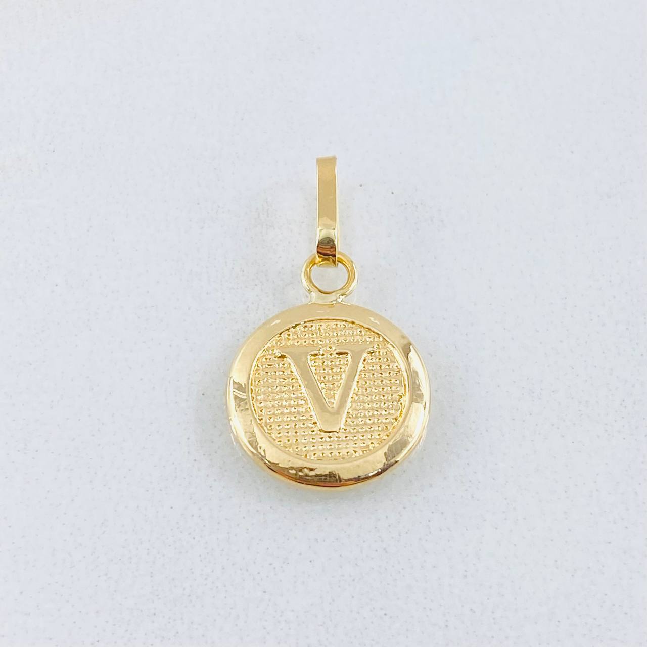 Dije Letra V 0.65gr / 2cm / Oro Amarillo 18K *