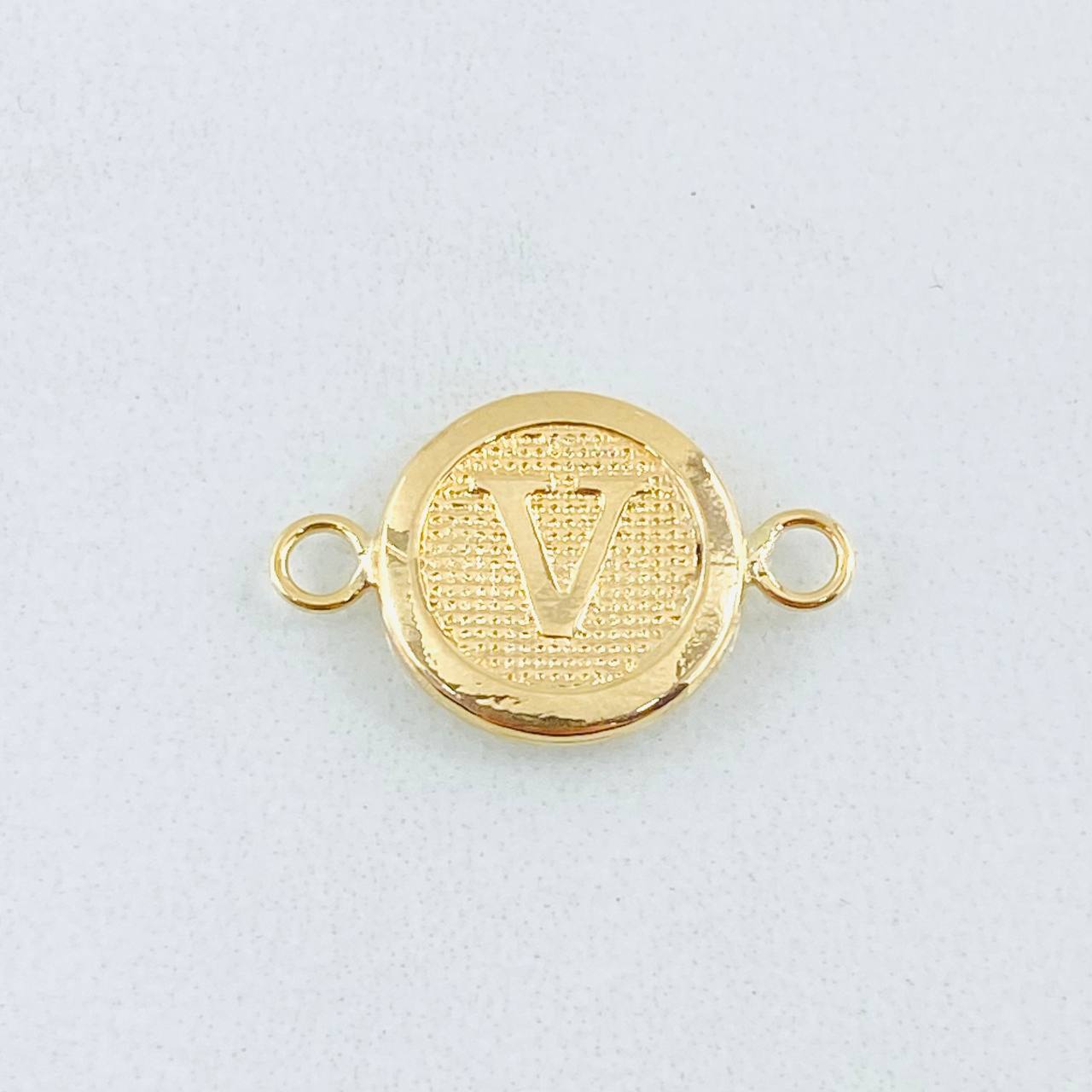 Herraje Letra V 0.6gr / 1.7cm / Oro Amarillo 18K ©