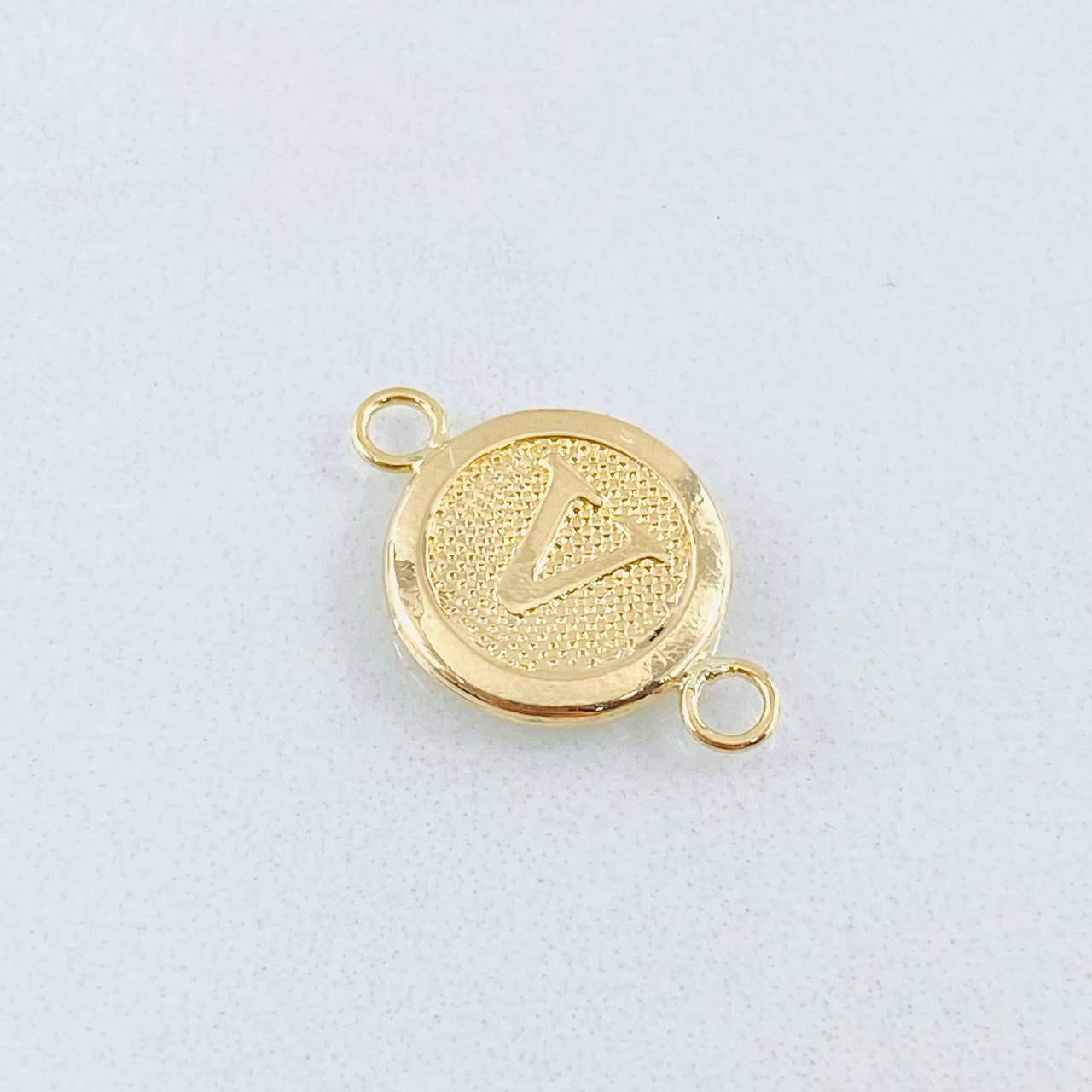 Herraje Letra V 0.6gr / 1.7cm / Oro Amarillo 18K ©