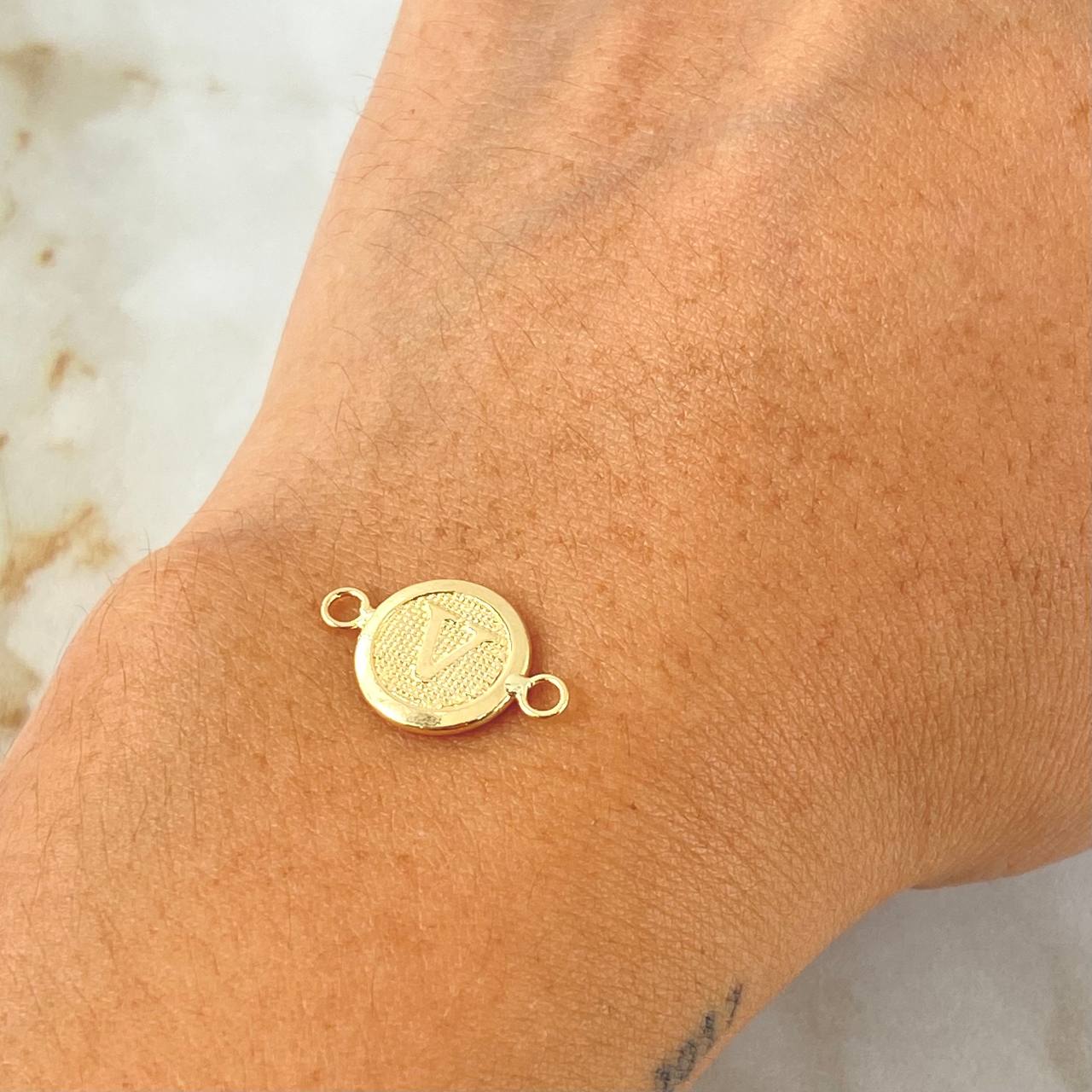Herraje Letra V 0.6gr / 1.7cm / Oro Amarillo 18K *