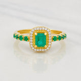Anillo Halo Cuadrado Diamantes 10pts Esmeraldas 20pts 3.6g / T6 3/4 Dos Oros Amarillo Blanco 18K