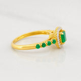 Anillo Halo Cuadrado Diamantes 10pts Esmeraldas 20pts 3.6g / T6 3/4 Dos Oros Amarillo Blanco 18K