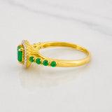 Anillo Halo Cuadrado Diamantes 10pts Esmeraldas 20pts 3.6g / T6 3/4 Dos Oros Amarillo Blanco 18K