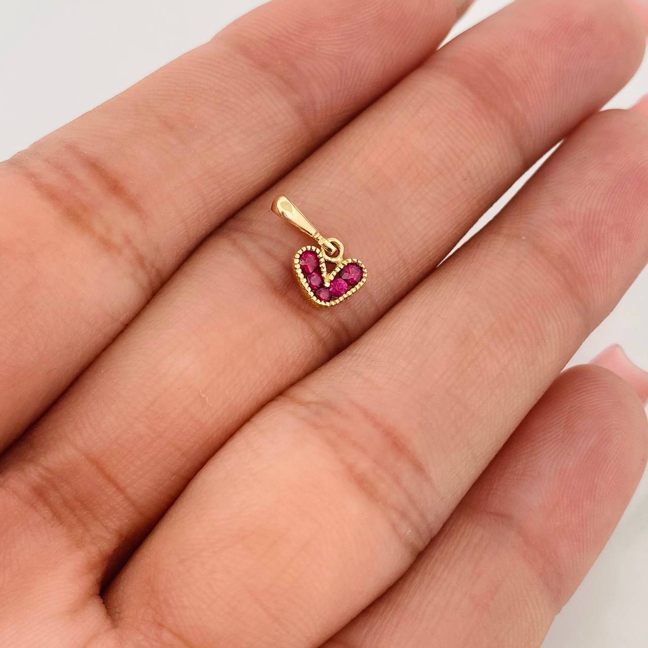 Dije Corazon Rubíes 0.27pts 0.6g / 1.02cm Oro Amarillo 18K