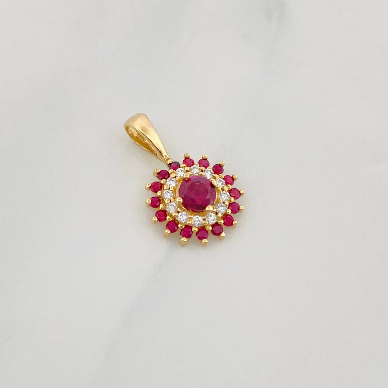 Dije Flor Tupida Rubíes 0.39pts Diamantes 0.6pts 0.85g / 1.05cm Oro Amarillo 18K