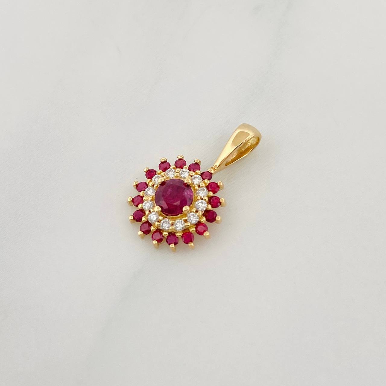 Dije Flor Tupida Rubíes 0.39pts Diamantes 0.6pts 0.85g / 1.05cm Oro Amarillo 18K