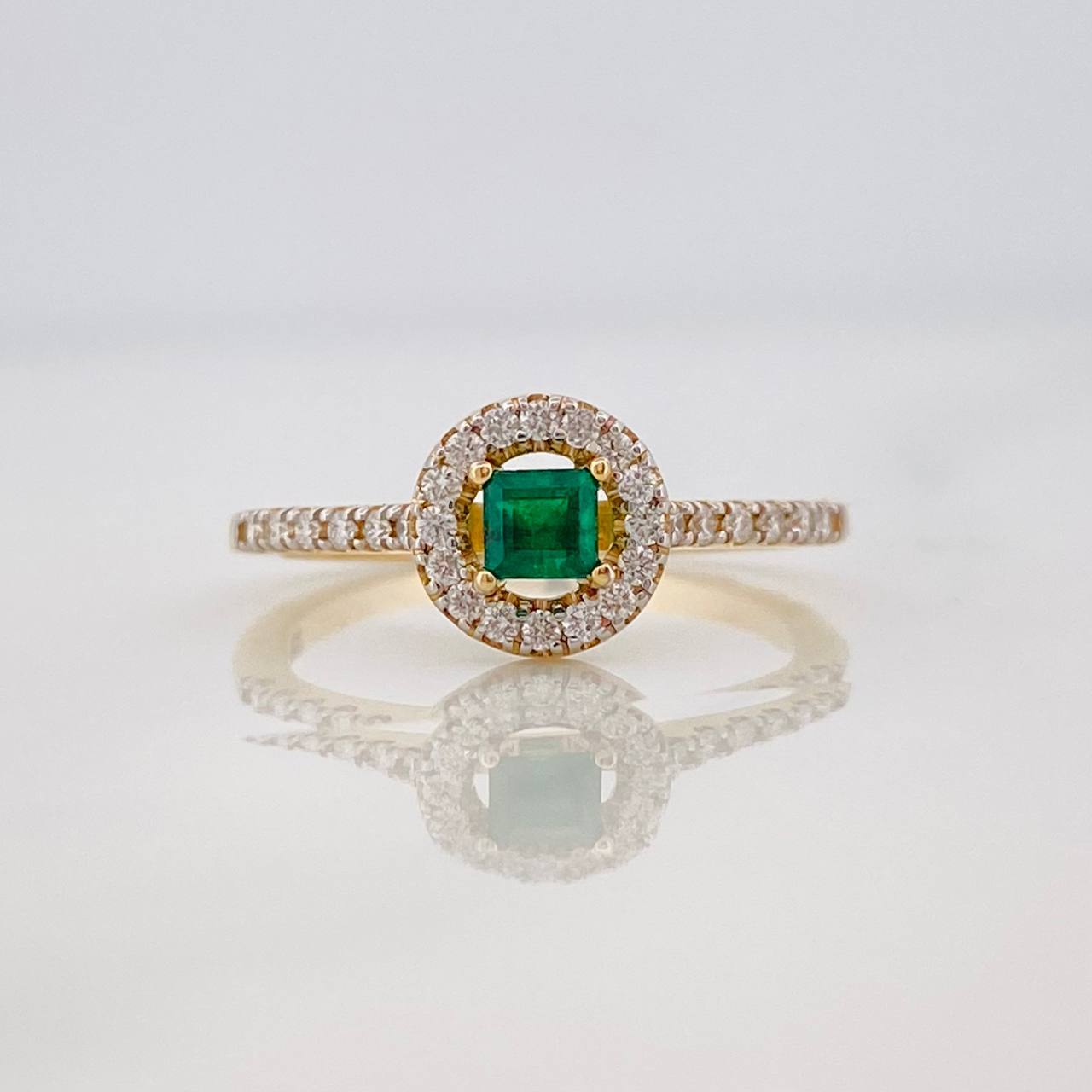 Anillo Halo Circular Diamantes 20pts Esmeralda 0.17pts 1.95g / T5 1/4 Dos Oros Amarillo Blanco 18K