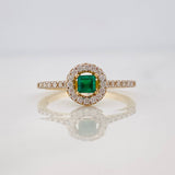 Anillo Halo Circular Diamantes 20pts Esmeralda 0.17pts 1.95g / T5 1/4 Dos Oros Amarillo Blanco 18K