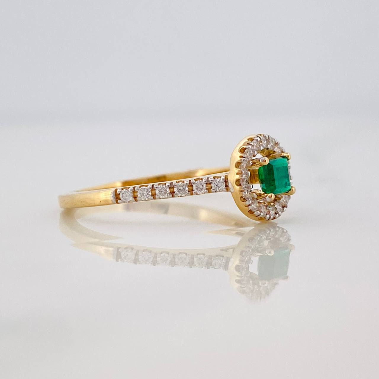 Anillo Halo Circular Diamantes 20pts Esmeralda 0.17pts 1.95g / T5 1/4 Dos Oros Amarillo Blanco 18K