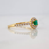 Anillo Halo Circular Diamantes 20pts Esmeralda 0.17pts 1.95g / T5 1/4 Dos Oros Amarillo Blanco 18K