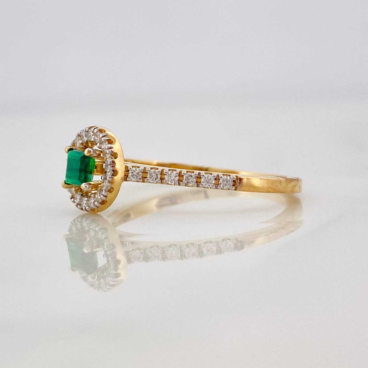 Anillo Halo Circular Diamantes 20pts Esmeralda 0.17pts 1.95g / T5 1/4 Dos Oros Amarillo Blanco 18K