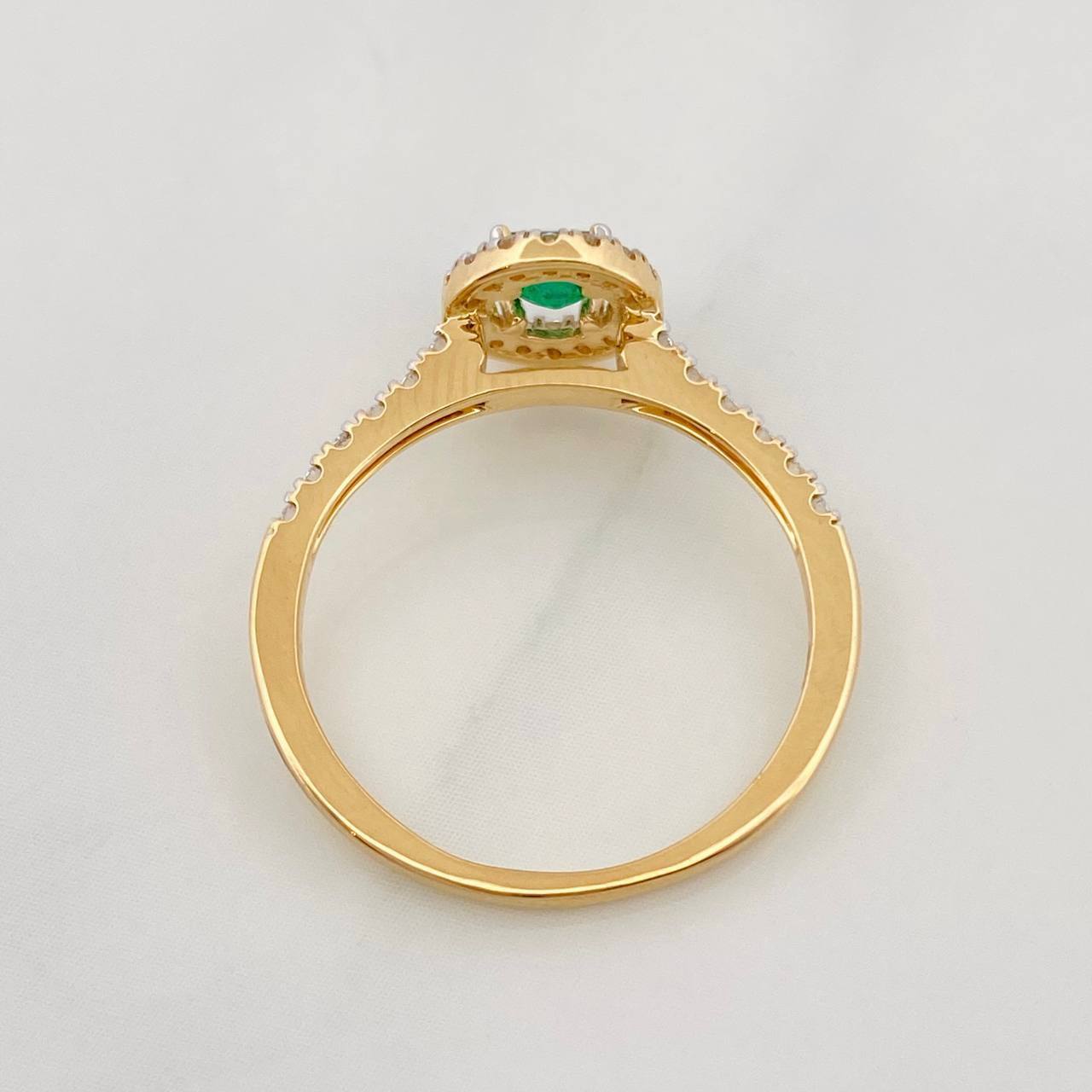 Anillo Halo Circular Diamantes 20pts Esmeralda 0.17pts 1.95g / T5 1/4 Dos Oros Amarillo Blanco 18K