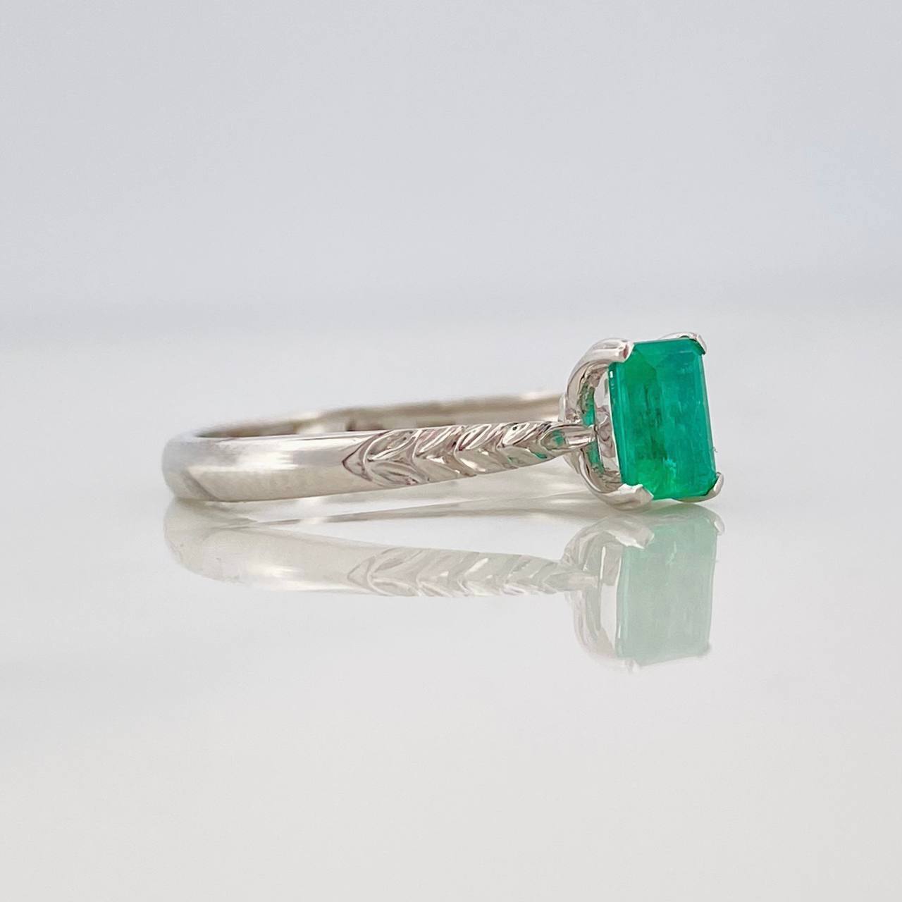 Anillo Solitario Cuadrado Esmeralda 0.42pts 1.95g / T6 3/4 Oro Blanco 18K