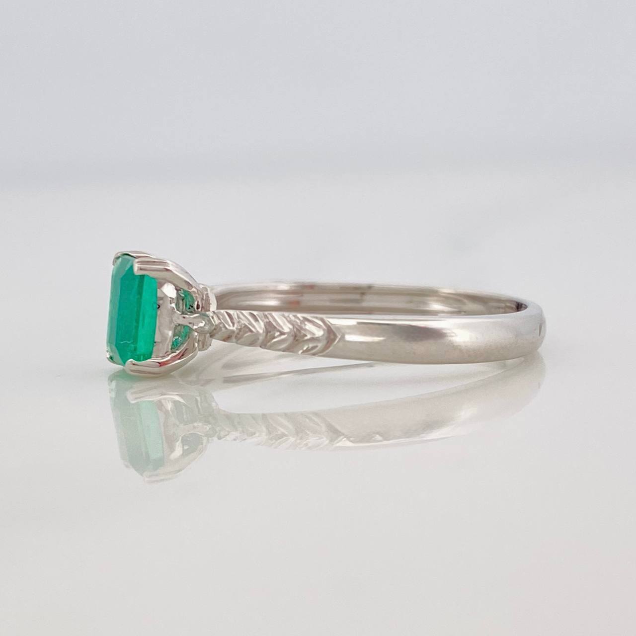 Anillo Solitario Cuadrado Esmeralda 0.42pts 1.95g / T6 3/4 Oro Blanco 18K