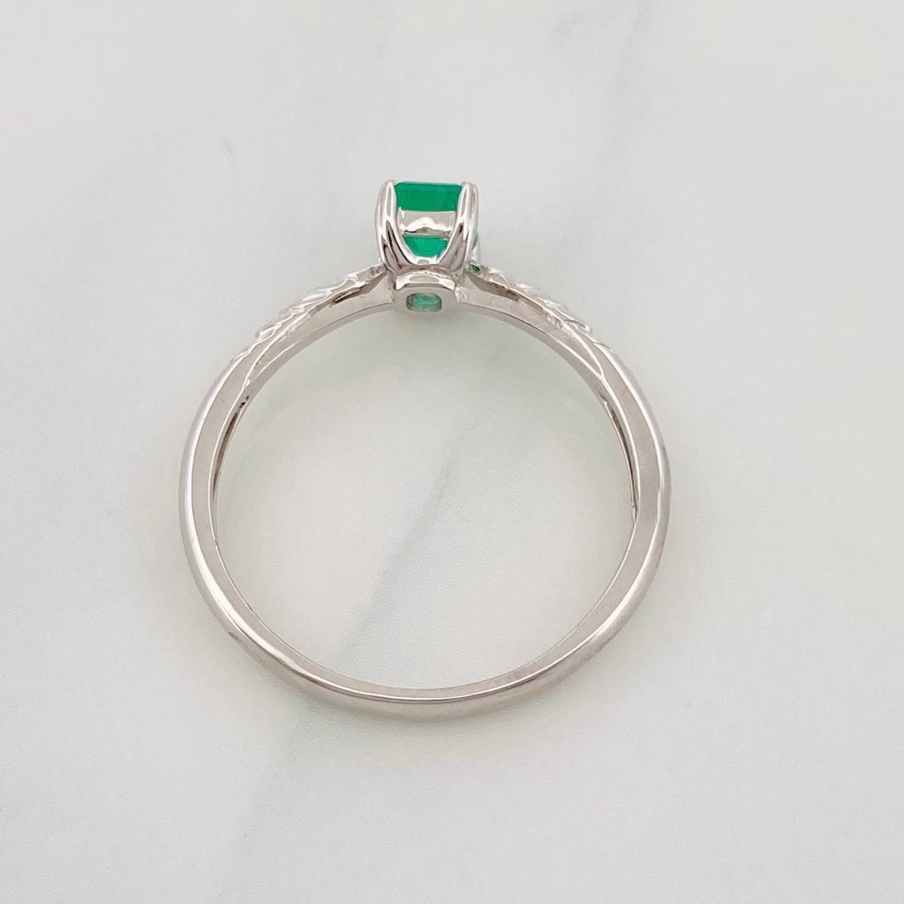 Anillo Solitario Cuadrado Esmeralda 0.42pts 1.95g / T6 3/4 Oro Blanco 18K