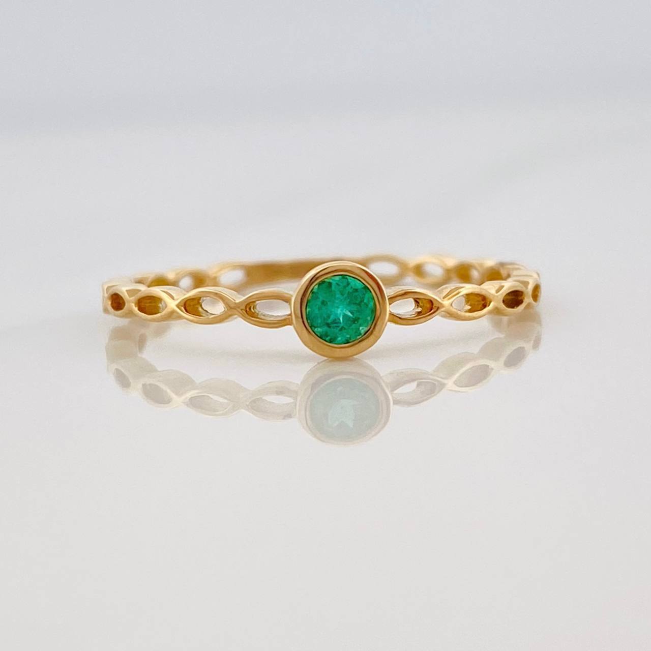 Anillo Solitario Churumbela Esmeralda 0.11pts 1g / T5 3/4 Oro Amarillo 18K