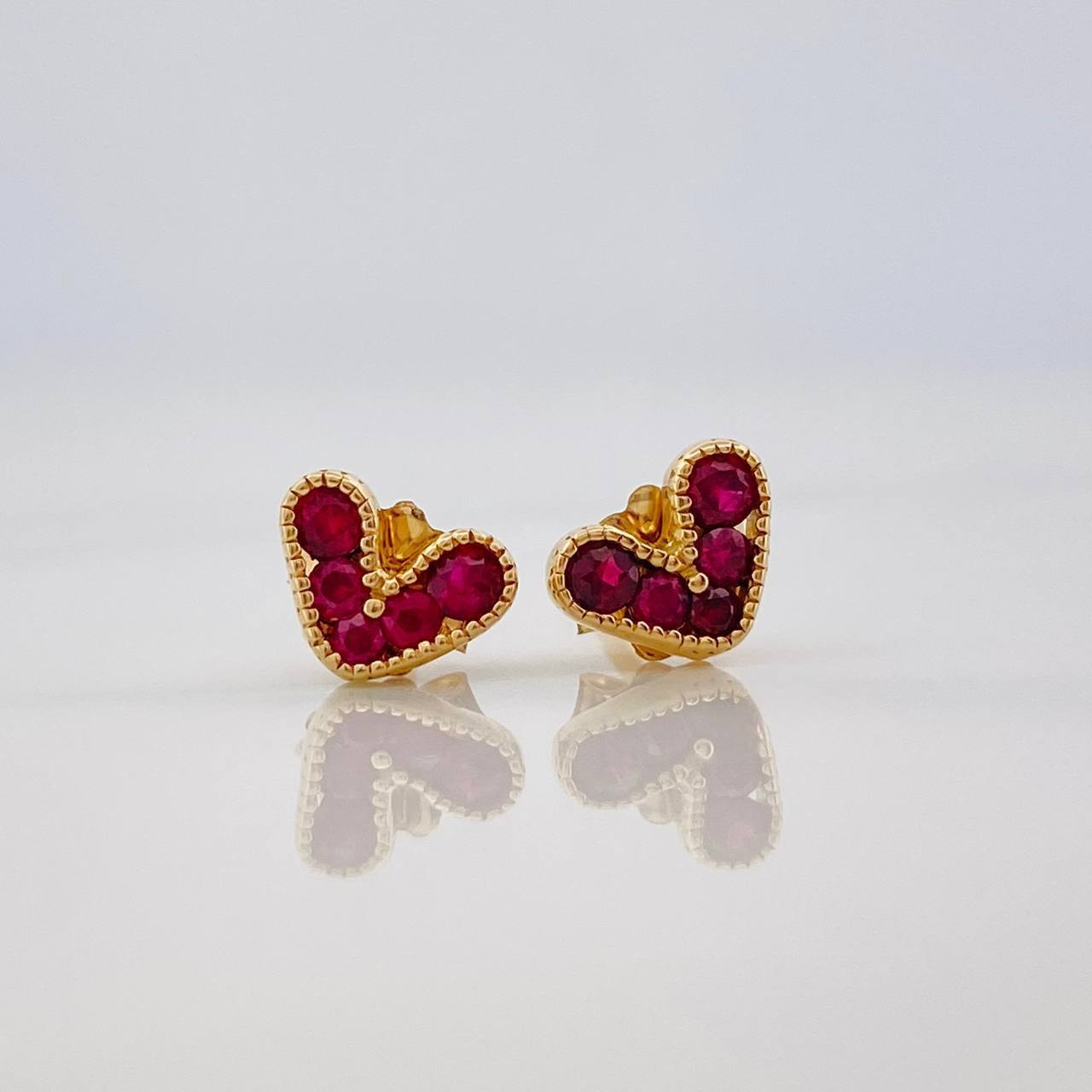Topos Corazon Rubíes 0.54pts 1.15g / 7.11mm Oro Amarillo 18K