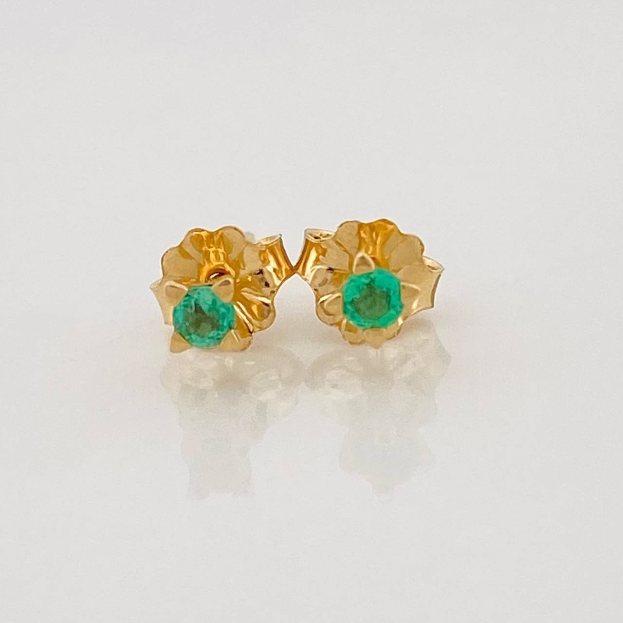 Topos Cuatro Garras Esmeraldas 0.12pts 0.75g / 2.69mm Oro Amarillo 18K