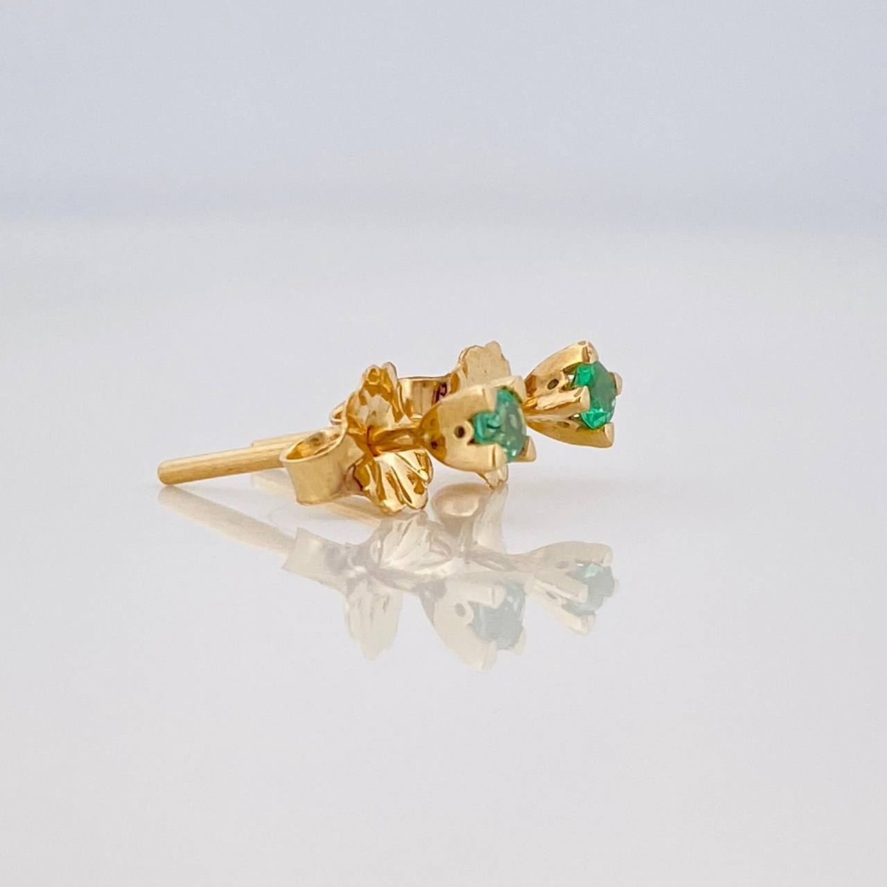Topos Cuatro Garras Esmeraldas 0.12pts 0.75g / 2.69mm Oro Amarillo 18K