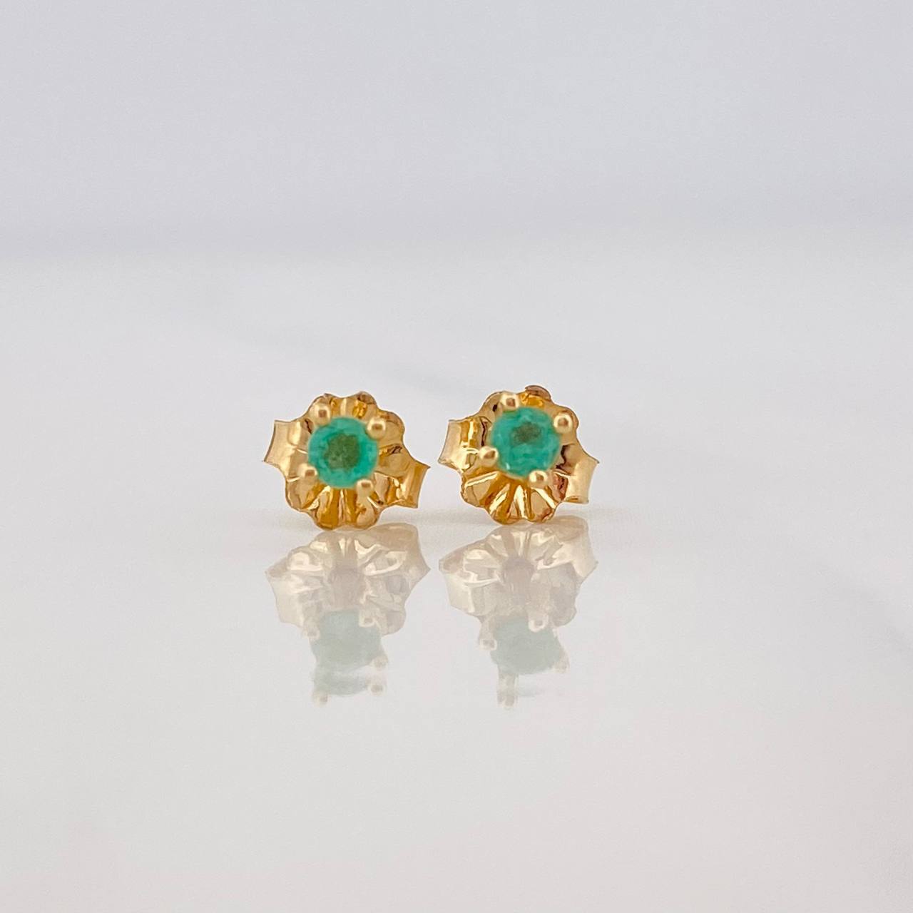 Topos Cuatro Garras Esmeraldas 0.12pts 0.75g / 2.7mm Oro Amarillo 18K