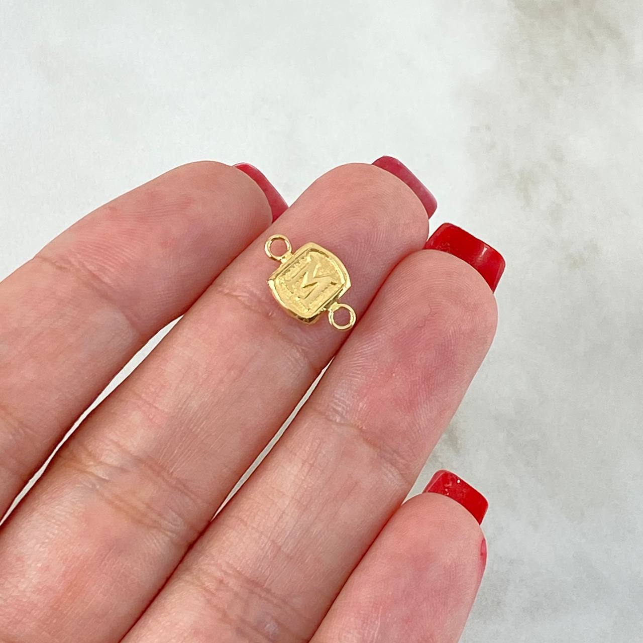 Herraje Letra M 0.3gr / 1.3cm / Marco Cuadrado Oro Amarillo