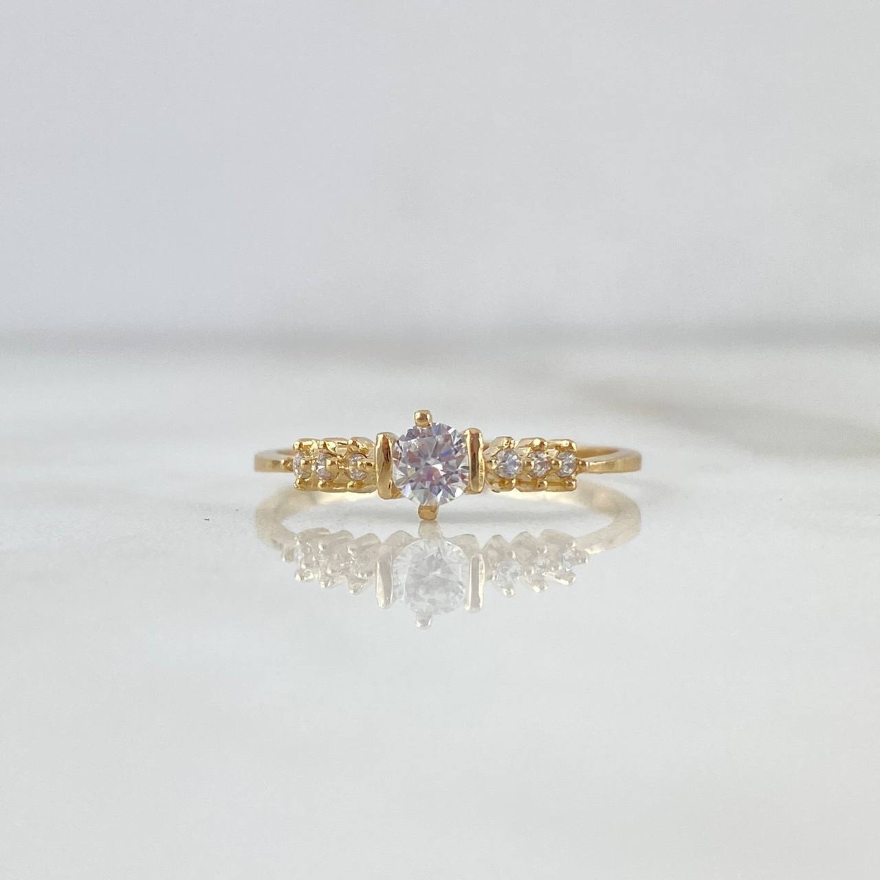 Anillo Solitario Trio 1.65gr / T7 3/4 / Circones Blancos Oro Amarillo ©
