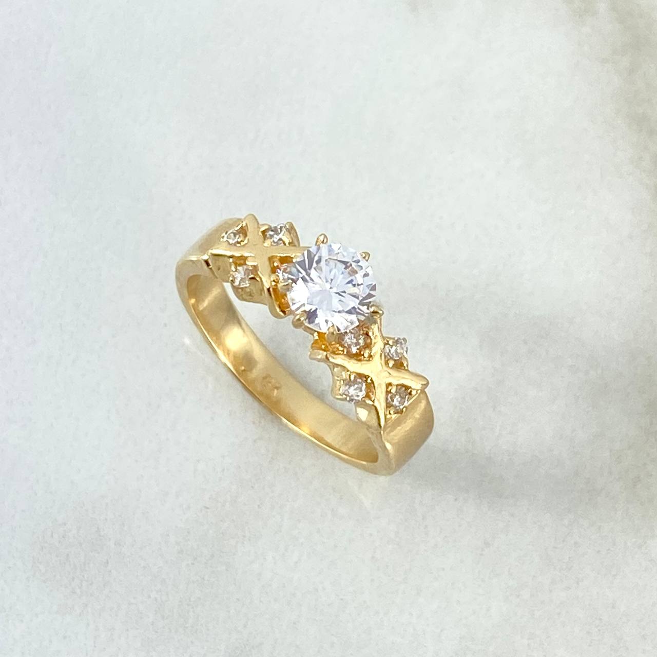Anillo Solitario X 3.9gr / T5 / Circones Blancos Oro Amarillo