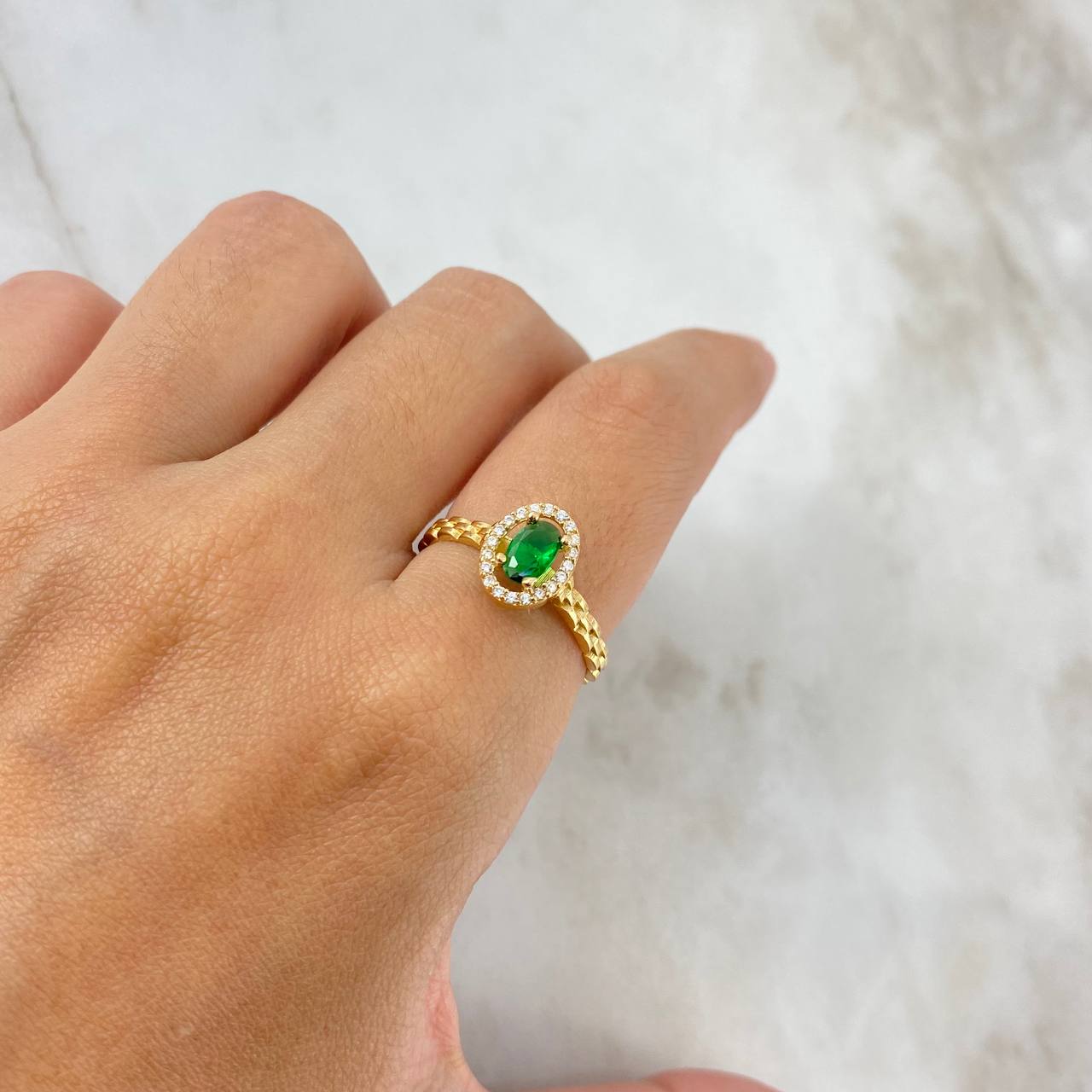 Anillo Solitario Halo Ovalado 2.65gr / T8 1/2 / Circones Blancos Verde Oro Amarillo