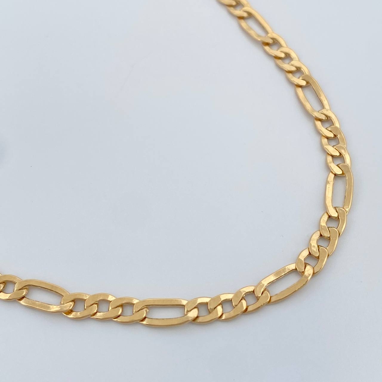 Cadena Figaro 5.45gr / 60.7cm / 3.17mm Oro Amarillo +1 18K $